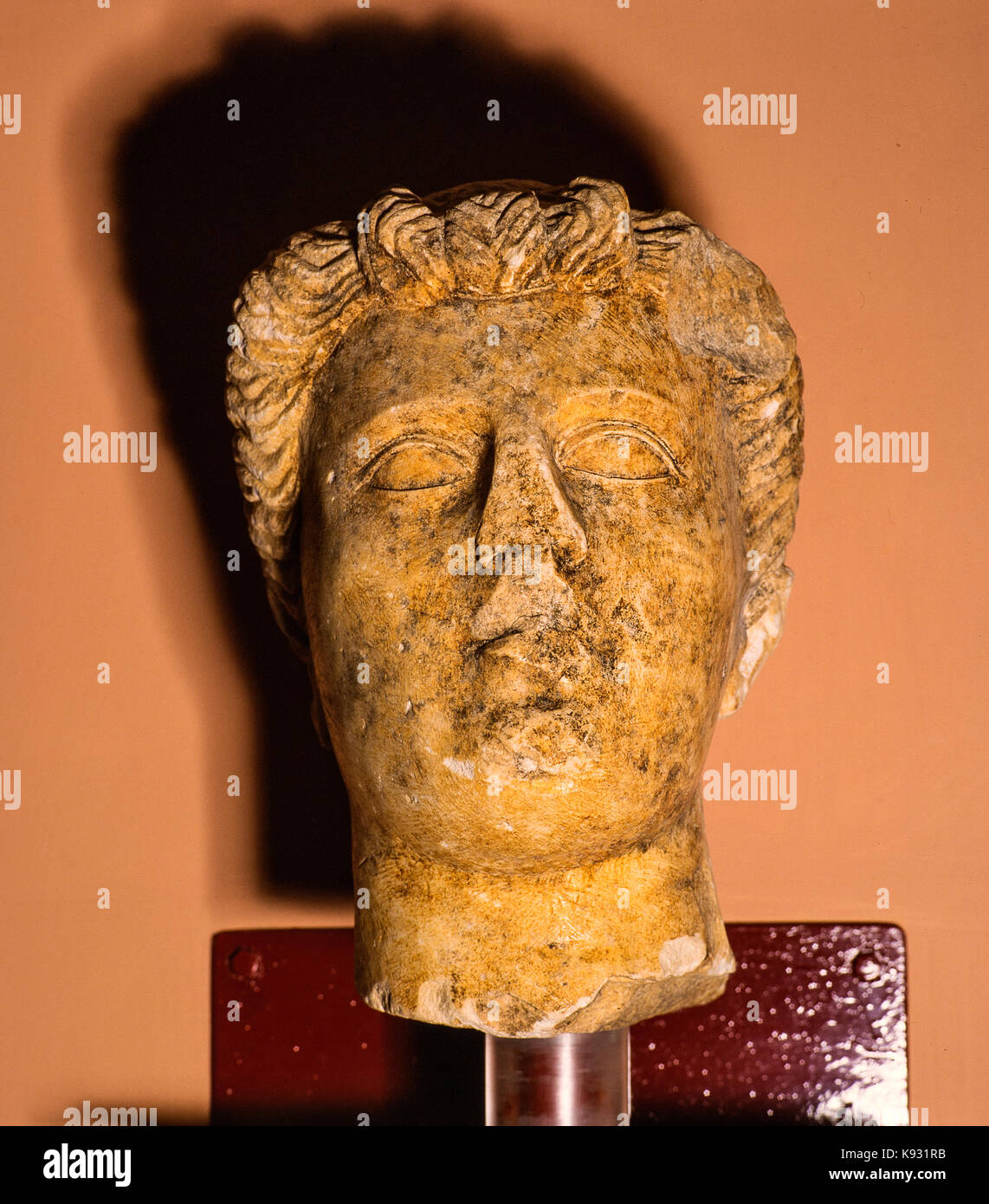 Italien Abruzzen Loreto Aprutino Antiquarium - feminines Gesicht in Kalkstein des ersten Jahrhunderts v. Chr. Stockfoto