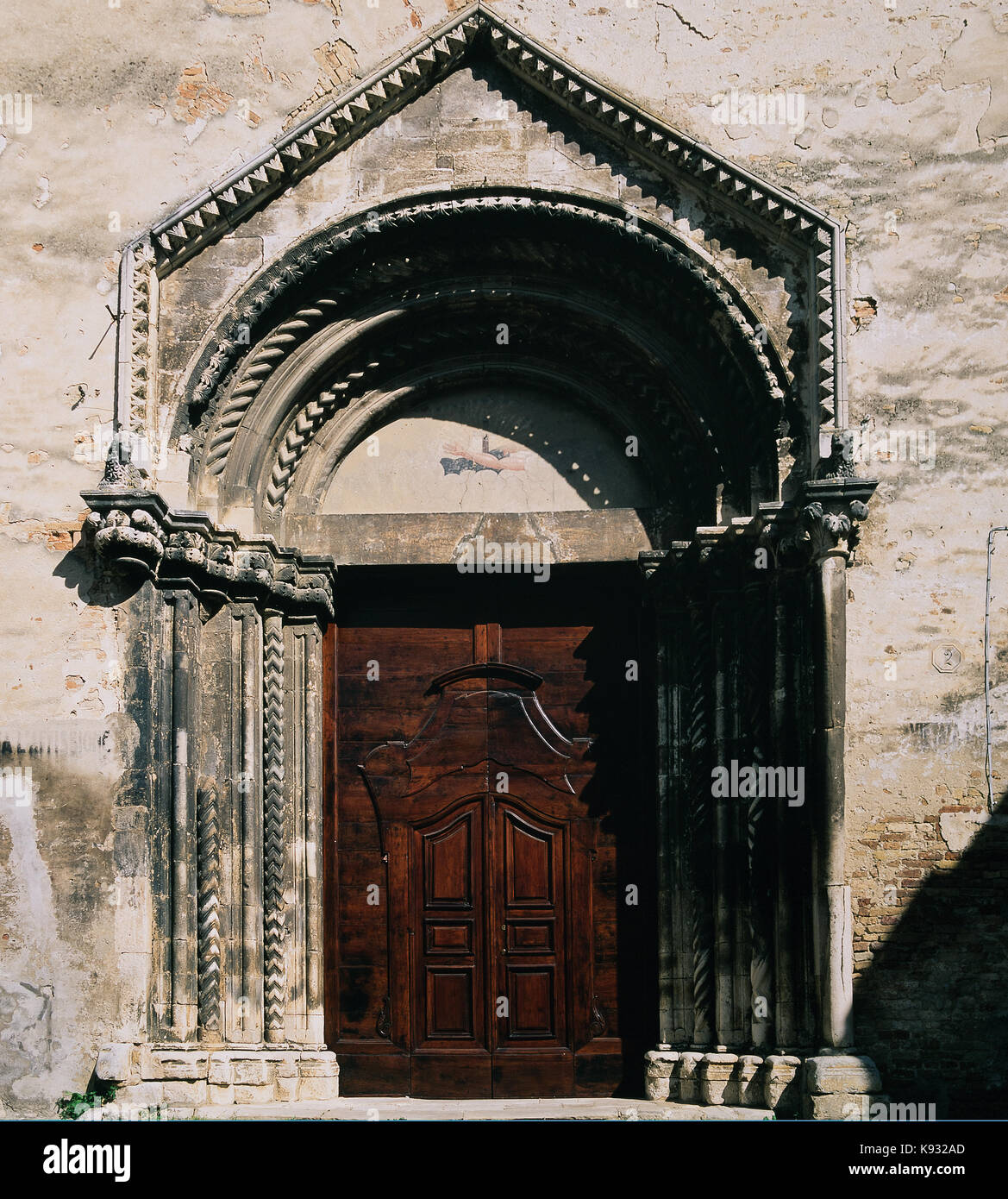 Italien Abruzzen Loreto Aprutino - Portal von St. Francesco Kirche Stockfoto