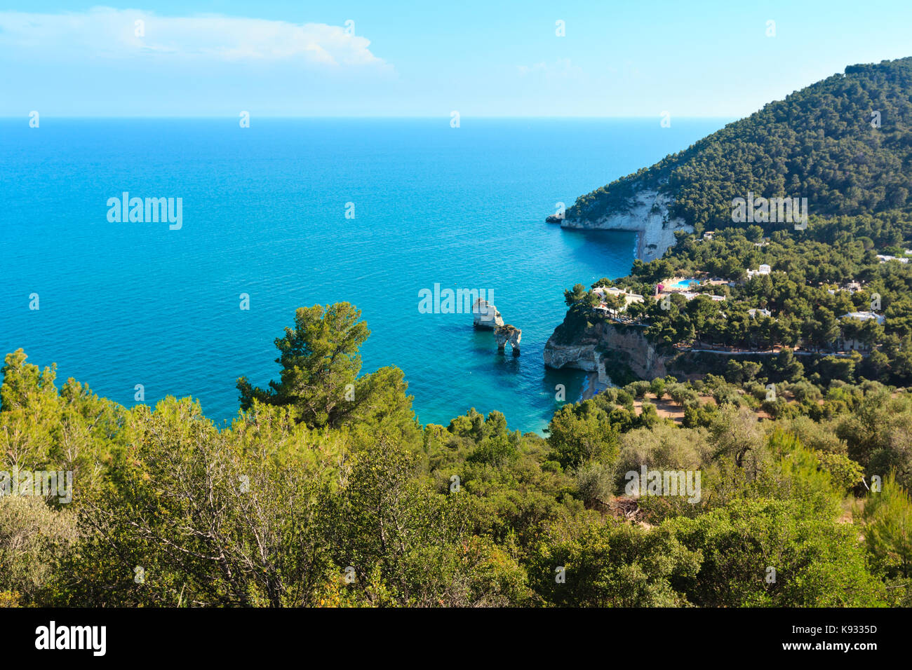 Malerische Inseln Faraglioni di Puglia im Sommer Adria Bucht Baia Delle Zagare (Vieste, Gargano, Apulien, Italien) Stockfoto