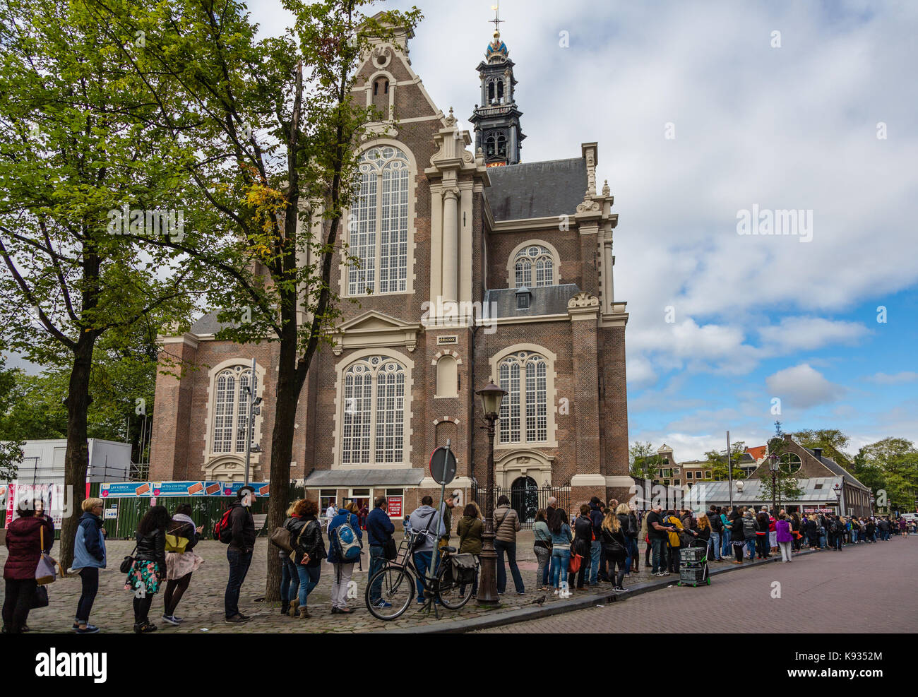 Warteschlange, Anne Frank Haus, Amsterdam zu besuchen Stockfoto
