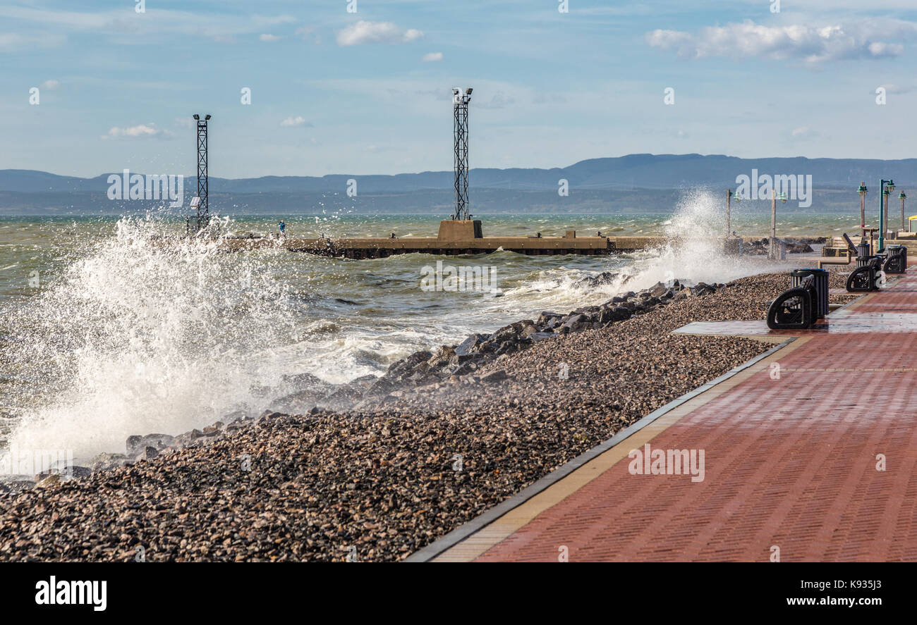 Wellen am Strand von Sept Iles, Kanada Stockfoto