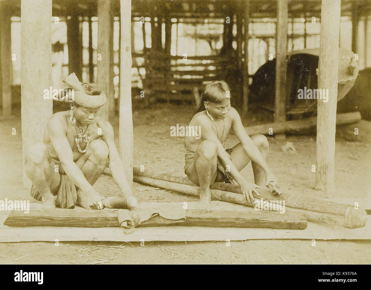 160454 Demmeni KITLV, J. das Schlagen der Rinde (Innenseite der Ficus), die für die Herstellung von Kleidung verwendet wird, durch die kayans auf der oberen Mahakam, zentrale Borneo 1898 1900 Stockfoto