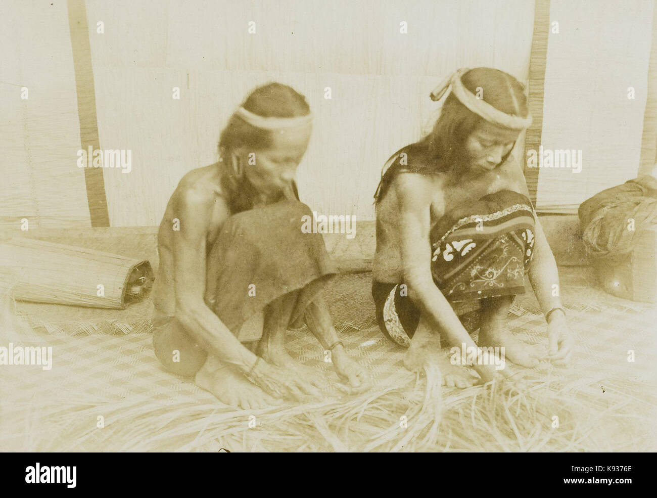 Demmeni KITLV160457, J. Kasot Bo und Bo Song, zwei Kayan Frauen der oberen Mahakam, zentrale Borneo, Geflecht farbige rattan Mat 1898 1900 Stockfoto