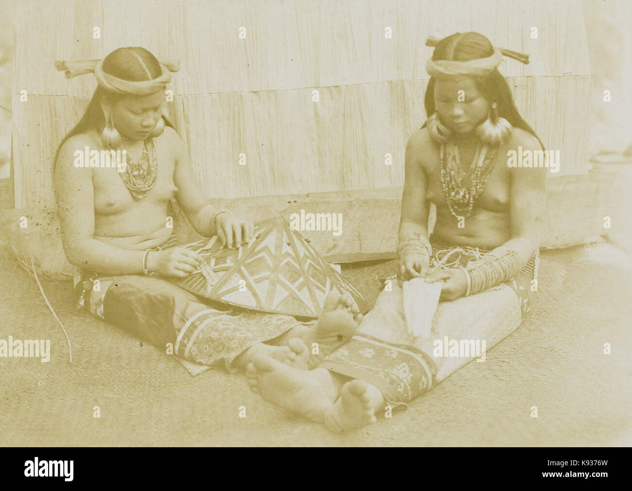 160461 Demmeni KITLV, J. Edoh Sulang Geflechte farbiger Hut und Dewong Gehad Reißzwecken ein samit (Arbeit Tasche aus Palmblättern), obere Mahakam 1898 1900 Stockfoto