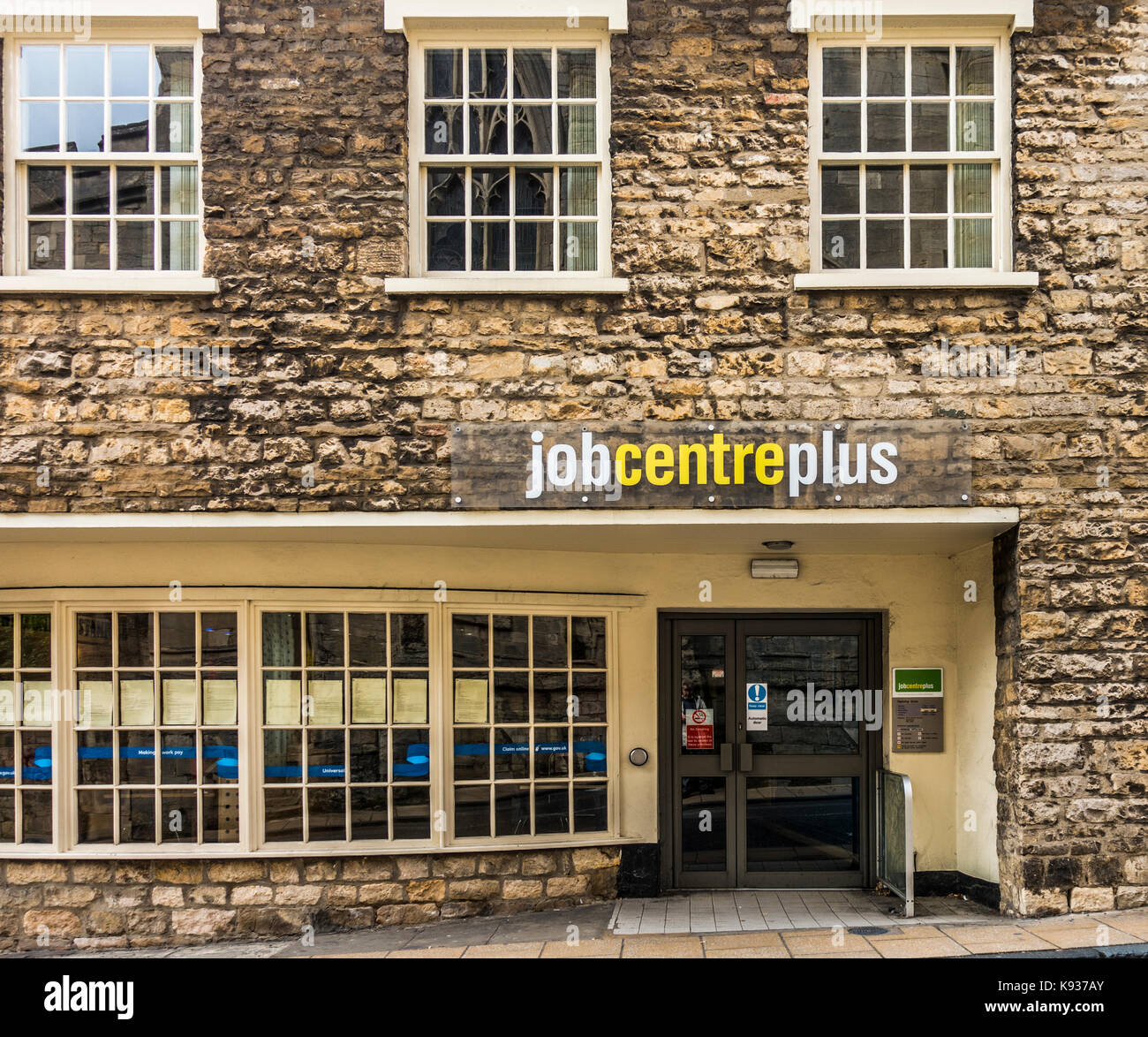 Außen- und öffentlichen Eingang zum Ministerium für Arbeit und Pensionen (DWP) Jobcentre Plus im örtlichen Büro an der Stamford, Lincolnshire, England, UK. Stockfoto