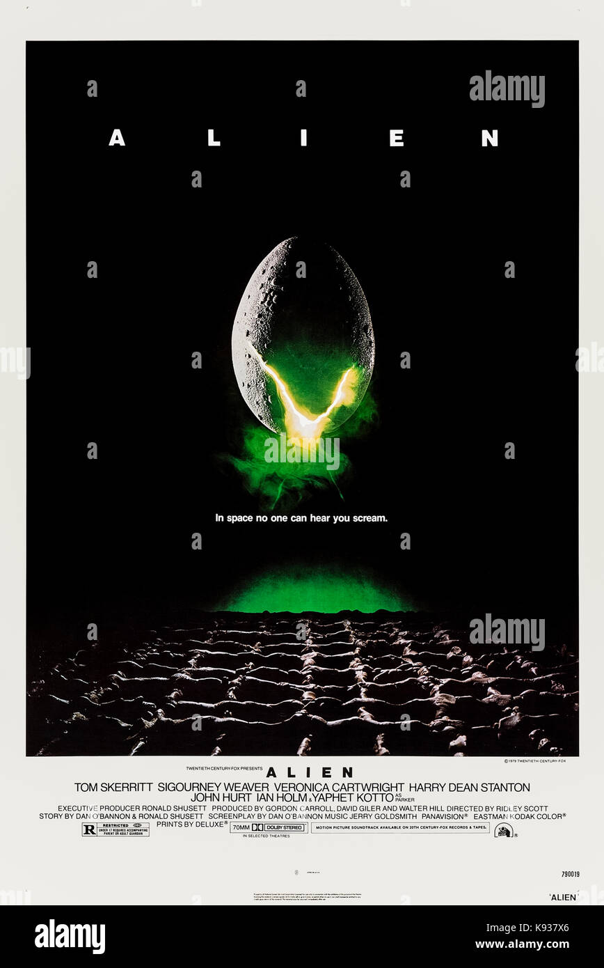 Alien (1979) Regie: Ridley Scott mit Sigourney Weaver, Tom Skerritt, Ian Holm, Yaphet Kotto und John Hurt. Ripley und die Crew der Nostromo verwechseln eine Warnmeldung als Notruf und holen einen tödlichen Xenomorph, der „strukturelle Perfektion wird nur durch seine Feindseligkeit erreicht“. Stockfoto