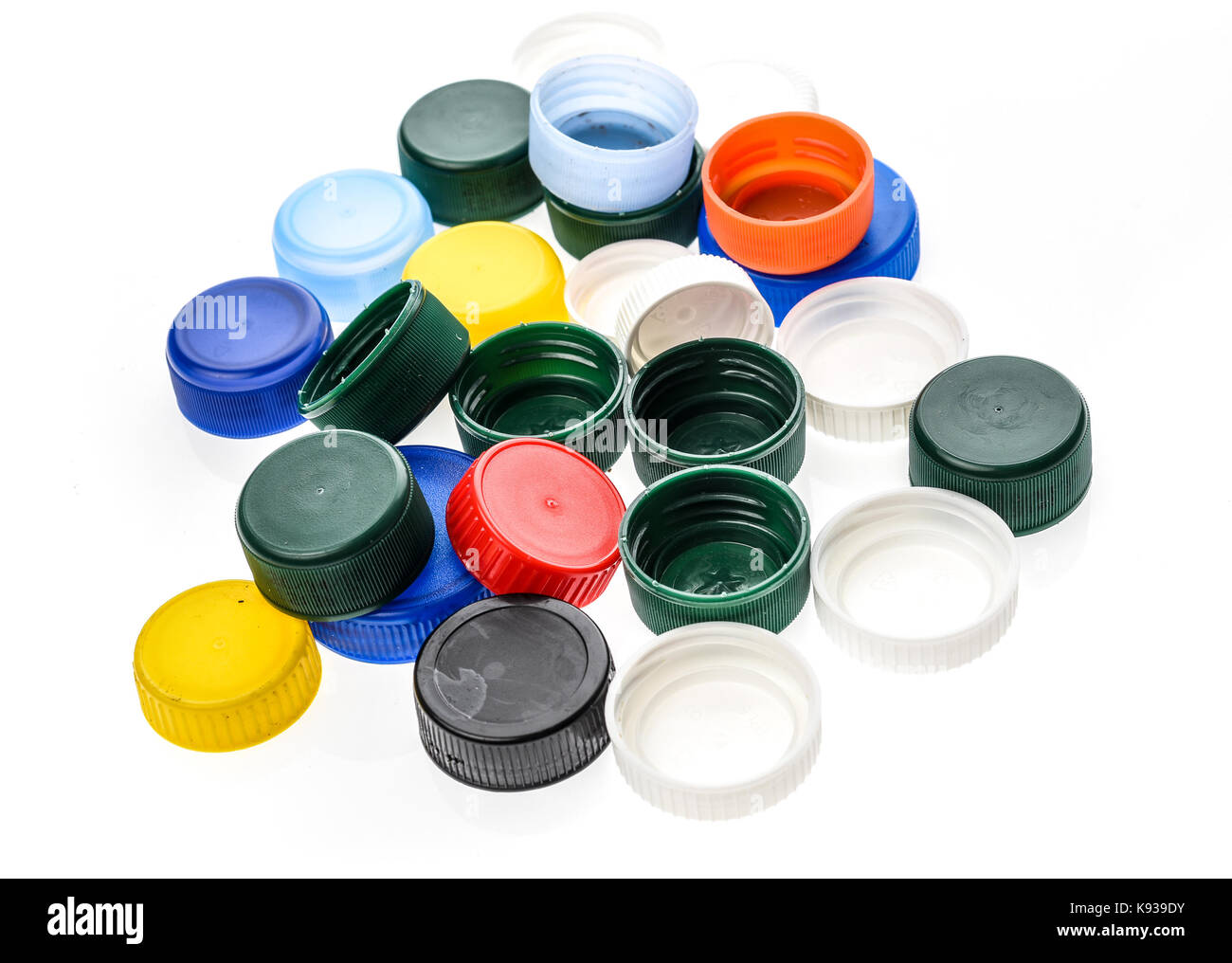 Verschlusskappen aus Kunststoff in verschiedenen Farben. Ein Haufen plastik  Flasche deckt. Auf weissem Hintergrund Stockfotografie - Alamy