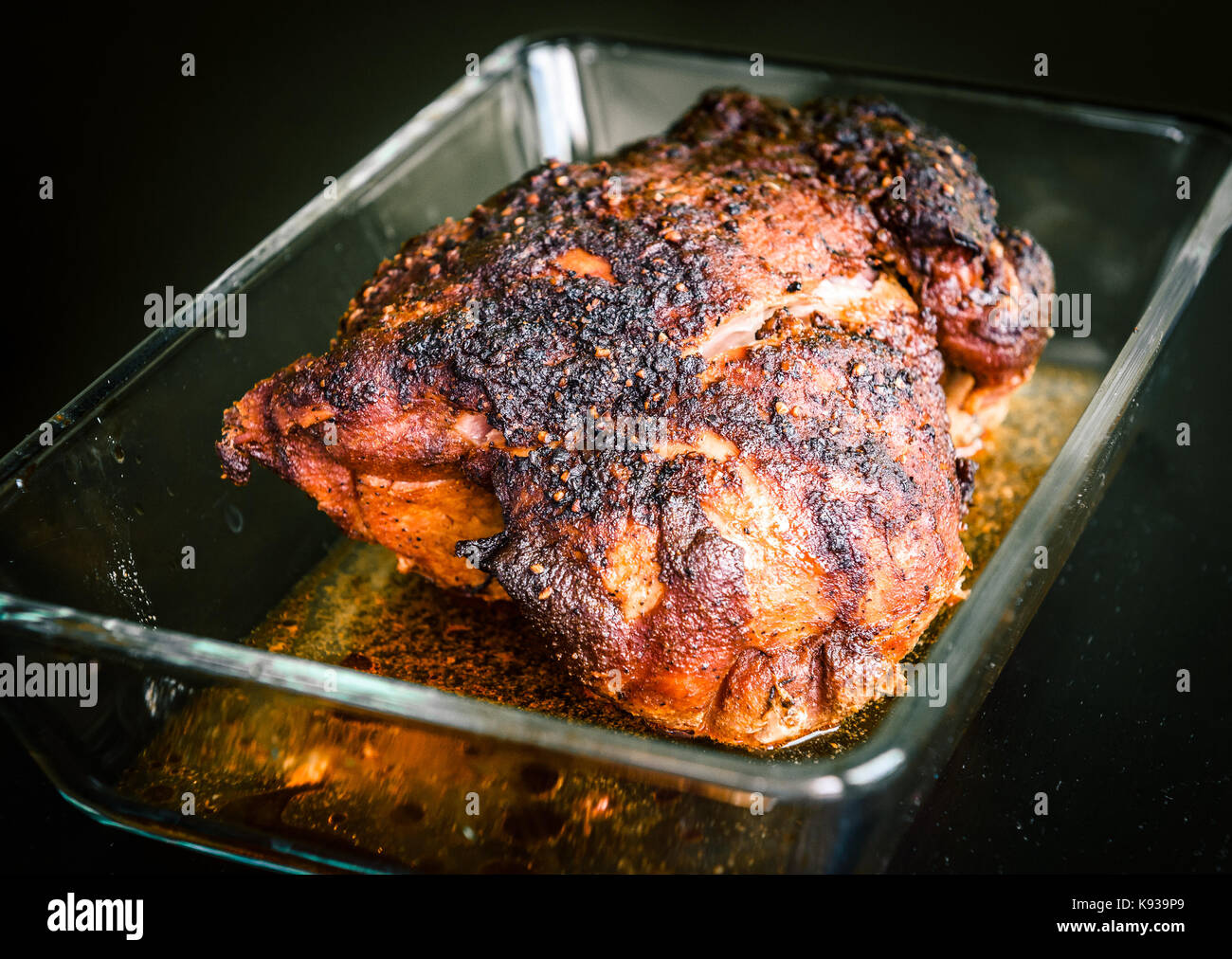 Schweinefleisch aus dem Ofen gezogen, Smoker oder Barbecue Grill in  Glasschale bereit für das Schnitzen. Zu Hause zog Schweinefleisch in Haus  Backofen bereit ist, gezogen werden Stockfotografie - Alamy
