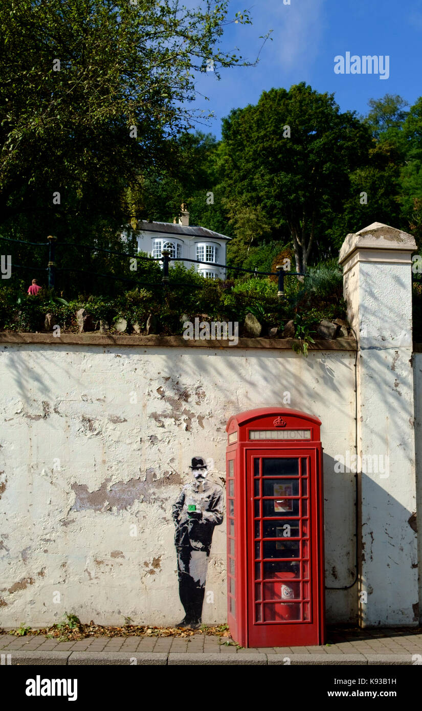 Um Great Malvern, einer kleinen Stadt in Worcestershire England UK Street Art und rote Telefonzelle Stockfoto