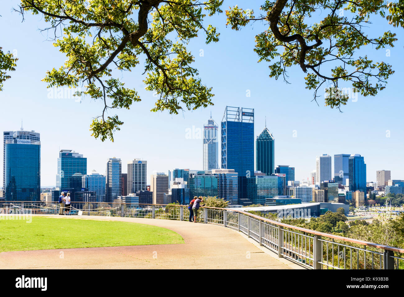 Baum gerahmte Blick auf die Stadt Perth CBD von Kings Park, Western Australia, Australien Stockfoto