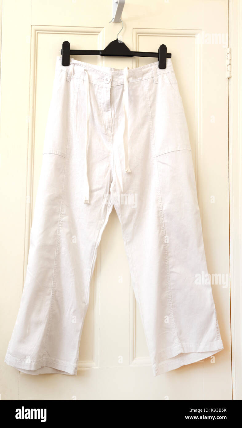 Weiße Bettwäsche Baumwolle Mix Riegel Taille Hose hängen an Tür Stockfoto