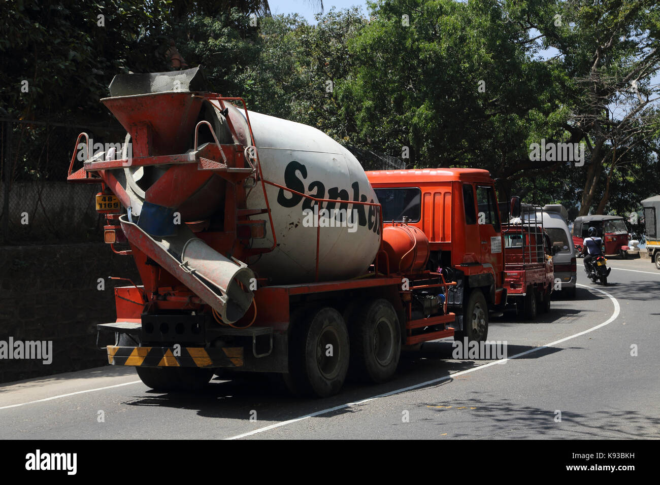 Kandy Sri Lanka Betonmisch-LKW im Verkehr auf der Straße Stockfoto