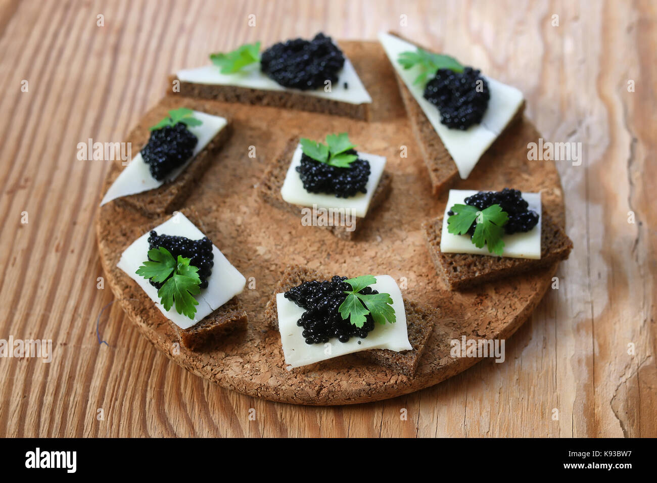 Snack-schwarzen Kaviar auf einem hölzernen Hintergrund Stockfoto