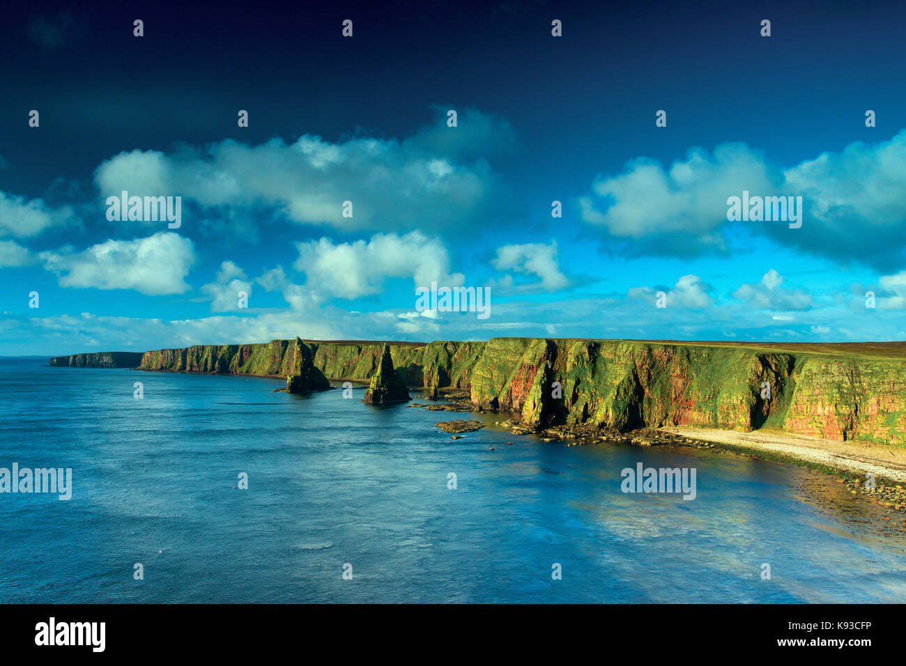 Duncansby Sea Stacks und der Nordsee, Duncansby Head, John O'Groats, Caithness Stockfoto
