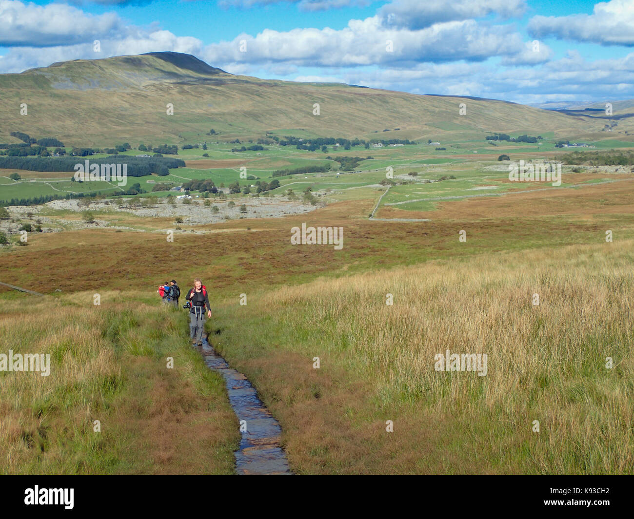 Wanderer Überschrift ingleborough, mit whernside hinter, zwei der drei Zinnen, Yorkshire Yorkshire Dales National Park, Yorkshire, England Stockfoto