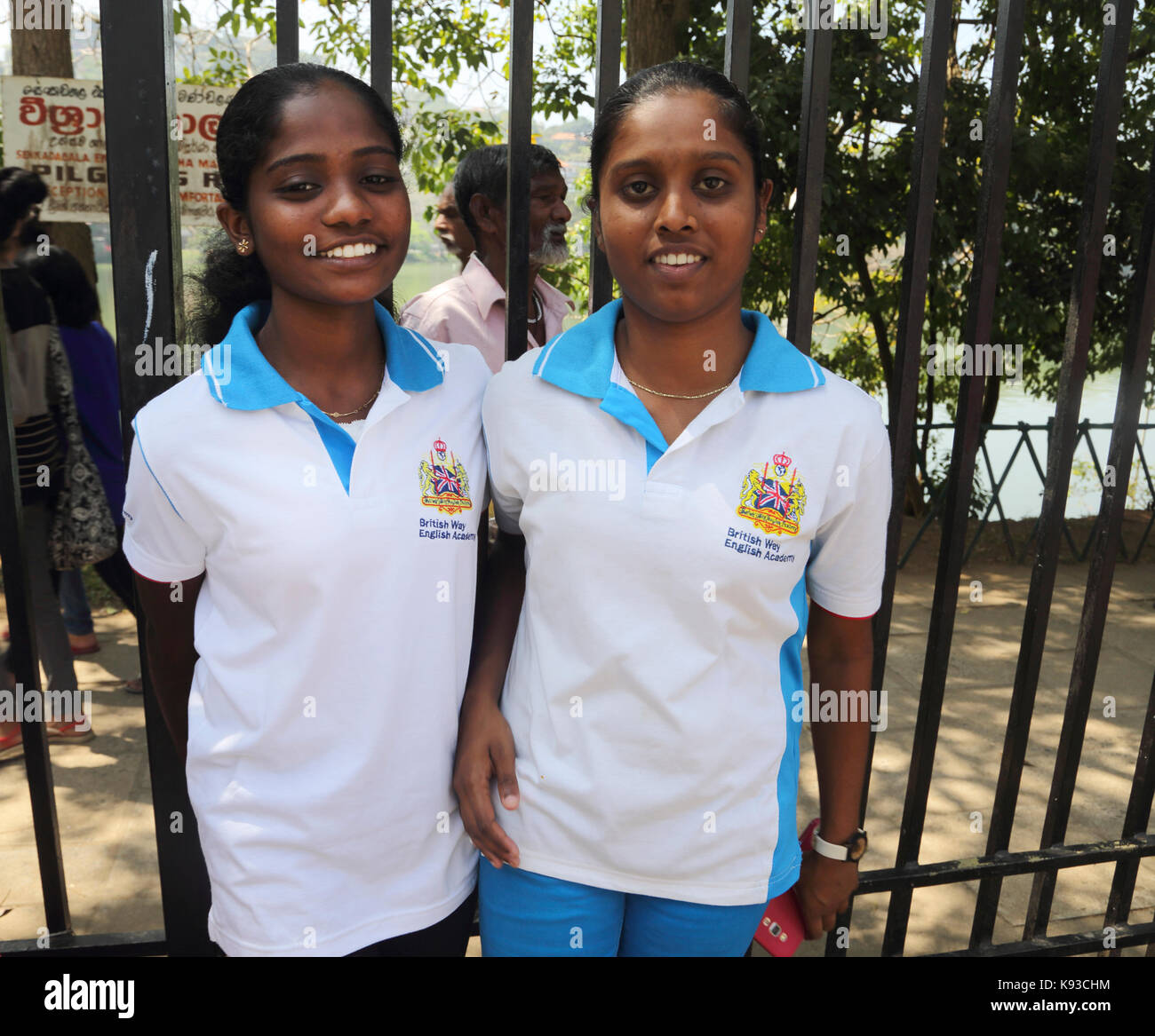 Kandy Sri Lanka Tempel des Heiligen Zahns Mädchen in Schuluniform Stockfoto