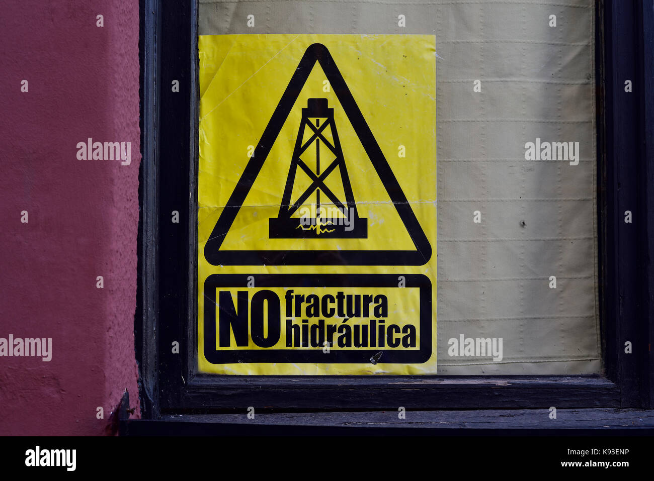 'No Fracking' Schild an einer Wand in Cervera de Pisuerga, Nordspanien Stockfoto