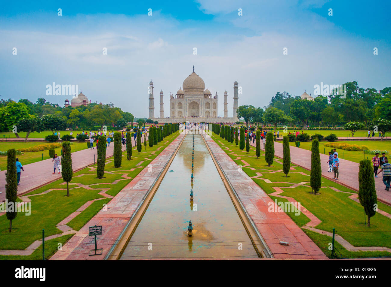 Agra, Indien - 20. September 2017: Das Taj Mahal ist ein Elfenbein - weißer Marmor mausoleum am südlichen Ufer des Yamuna Flusses in der indischen Stadt Agra, Uttar Pradesh Stockfoto