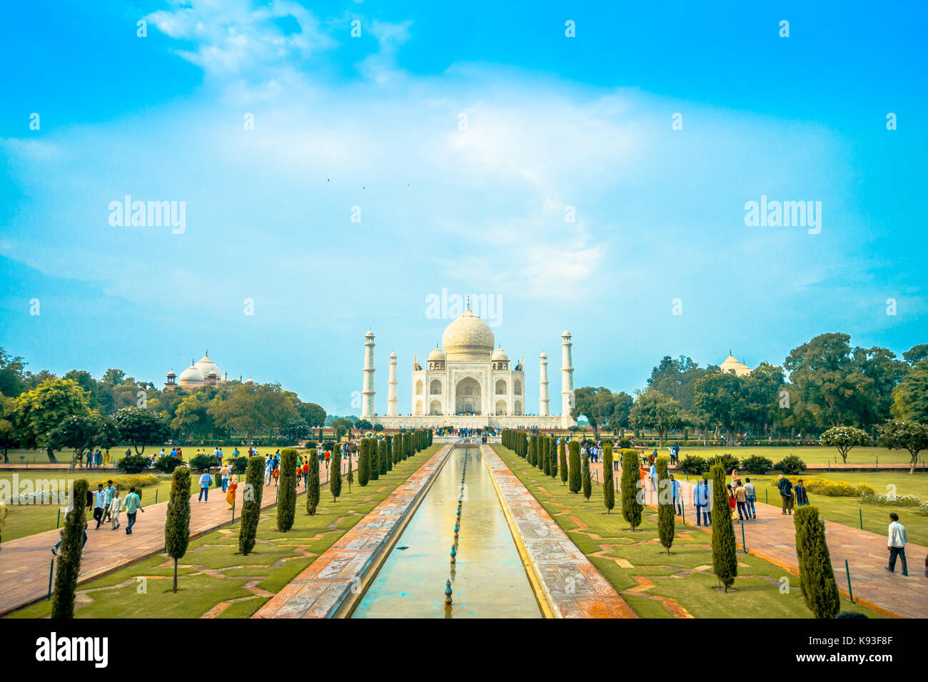 Agra, Indien - 20. September 2017: Das Taj Mahal ist ein Elfenbein - weißer Marmor mausoleum am südlichen Ufer des Yamuna Flusses in der indischen Stadt Agra, Uttar Pradesh Stockfoto