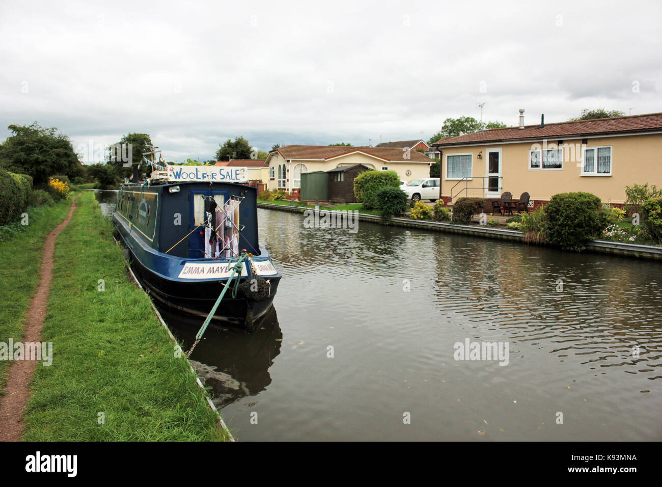 Emma Maye günstig in Hatherton 4.9.17. Die schmalen Boot "Emma Maye" ist auf dem leinpfad am Kanal gegenüber einer Entwicklung der Park Homes vertäut. Stockfoto