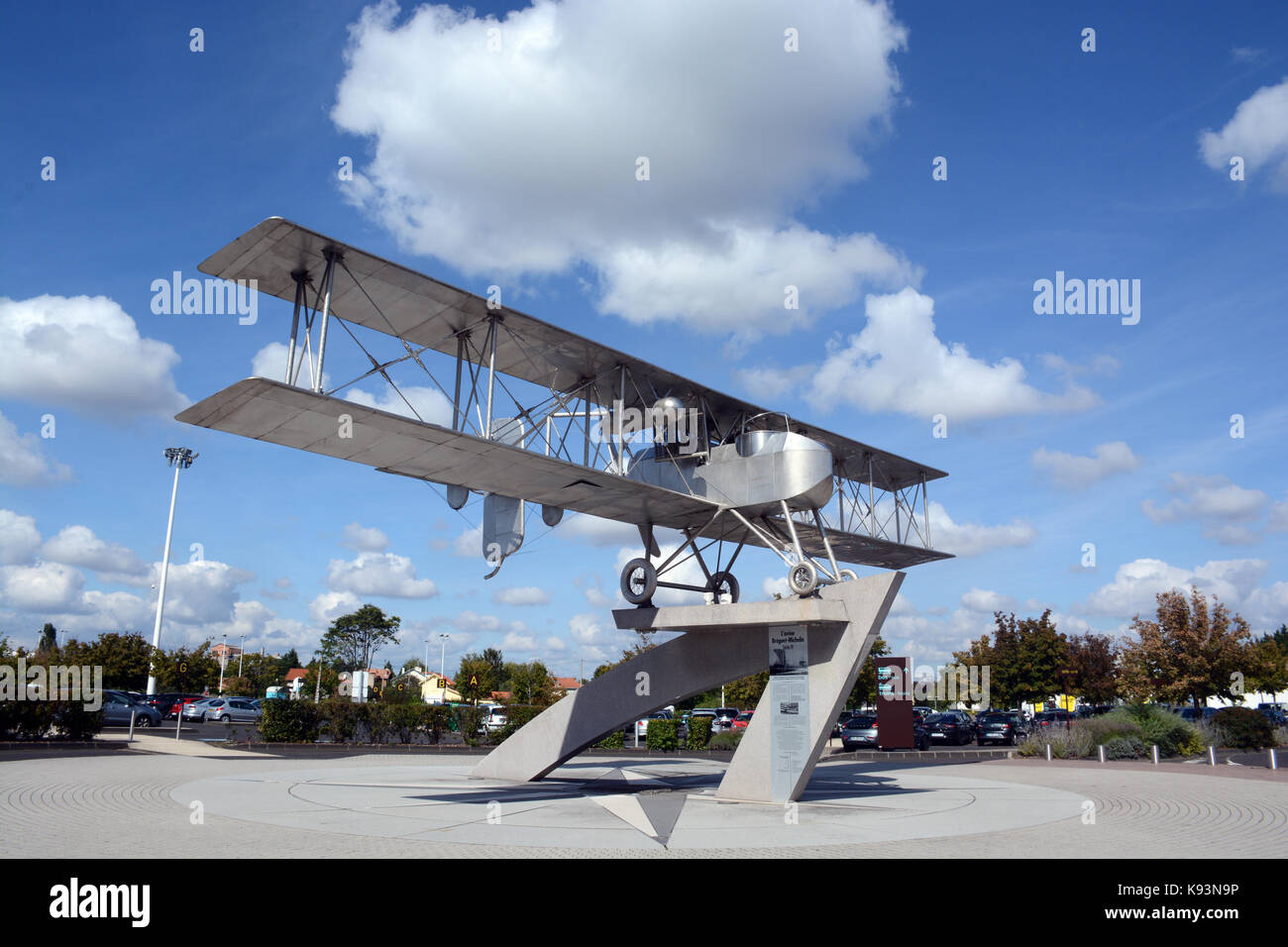 Breguet-Michelin Flugzeug Denkmal auf dem Parkplatz des Clermont-Auvergne Flughafen, Puy-de-Dome, Massif-Central, Frankreich Stockfoto