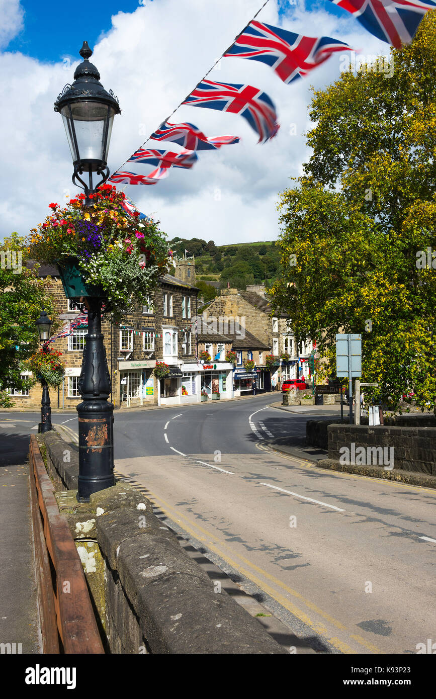 Die schöne Hohe Straße mit Union Jack Bunting in Pateley Bridge North Yorkshire England Vereinigtes Königreich Großbritannien Stockfoto
