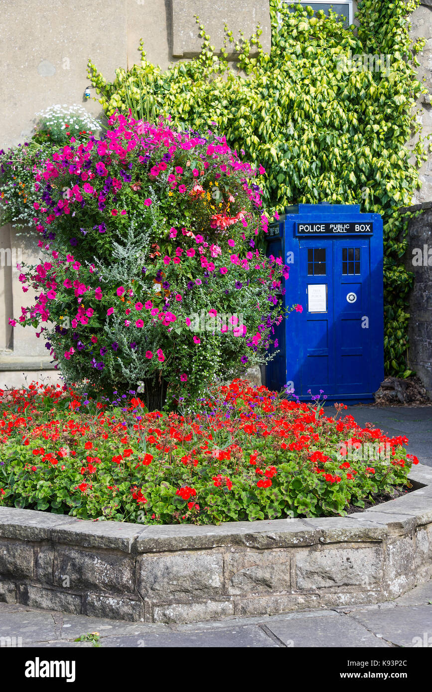 Eine Blaue Polizei öffentlichen Telefon in einem kleinen Garten in der High Street in Pateley Bridge North Yorkshire England Vereinigtes Königreich Großbritannien Stockfoto