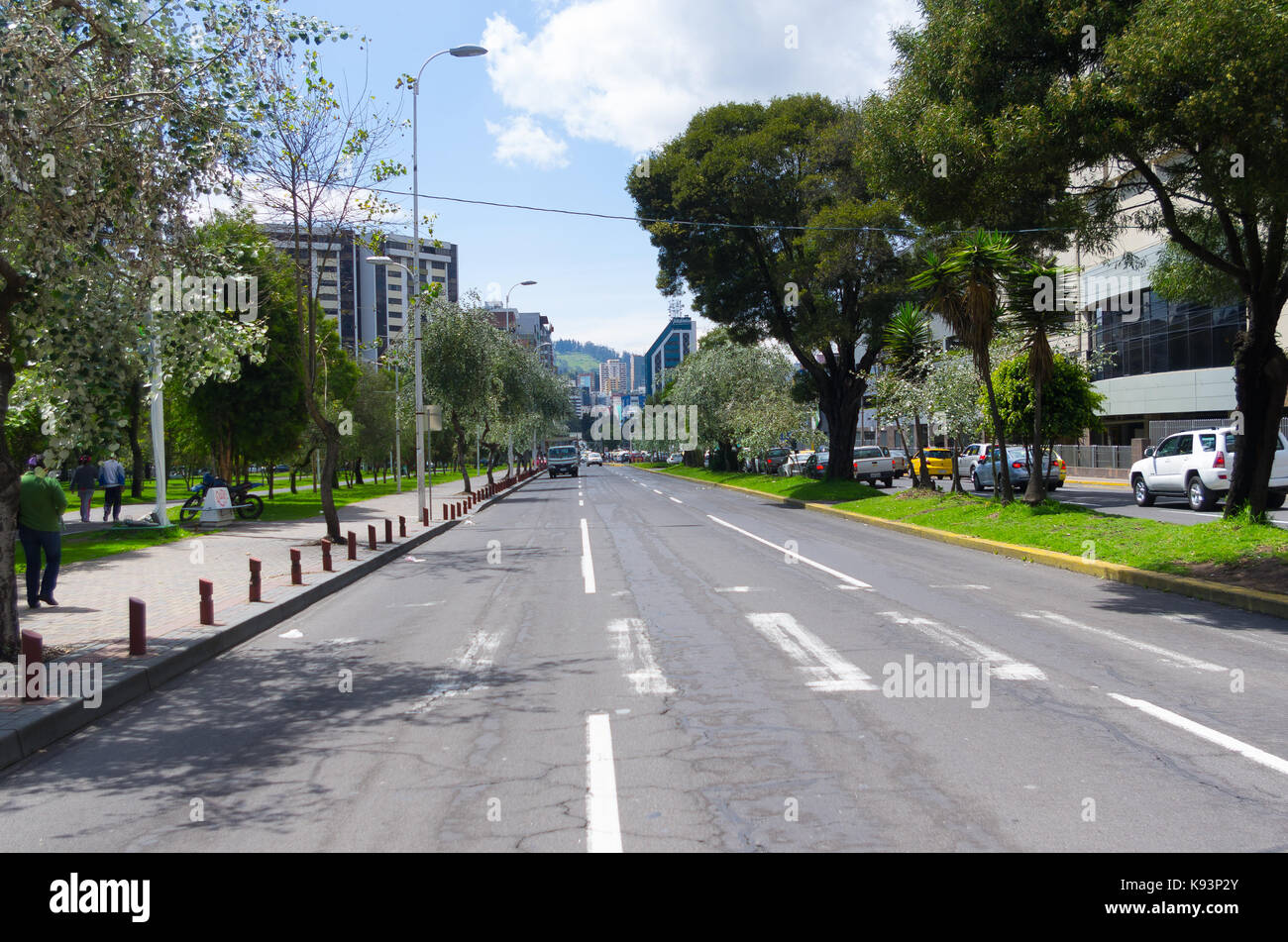 Quito, Ecuador, Oktober 14-2015: Tolles Bild aus modernen Teil von Quito mischen neue Architektur mit charmanten Straßen und grünen Umgebung. Stockfoto