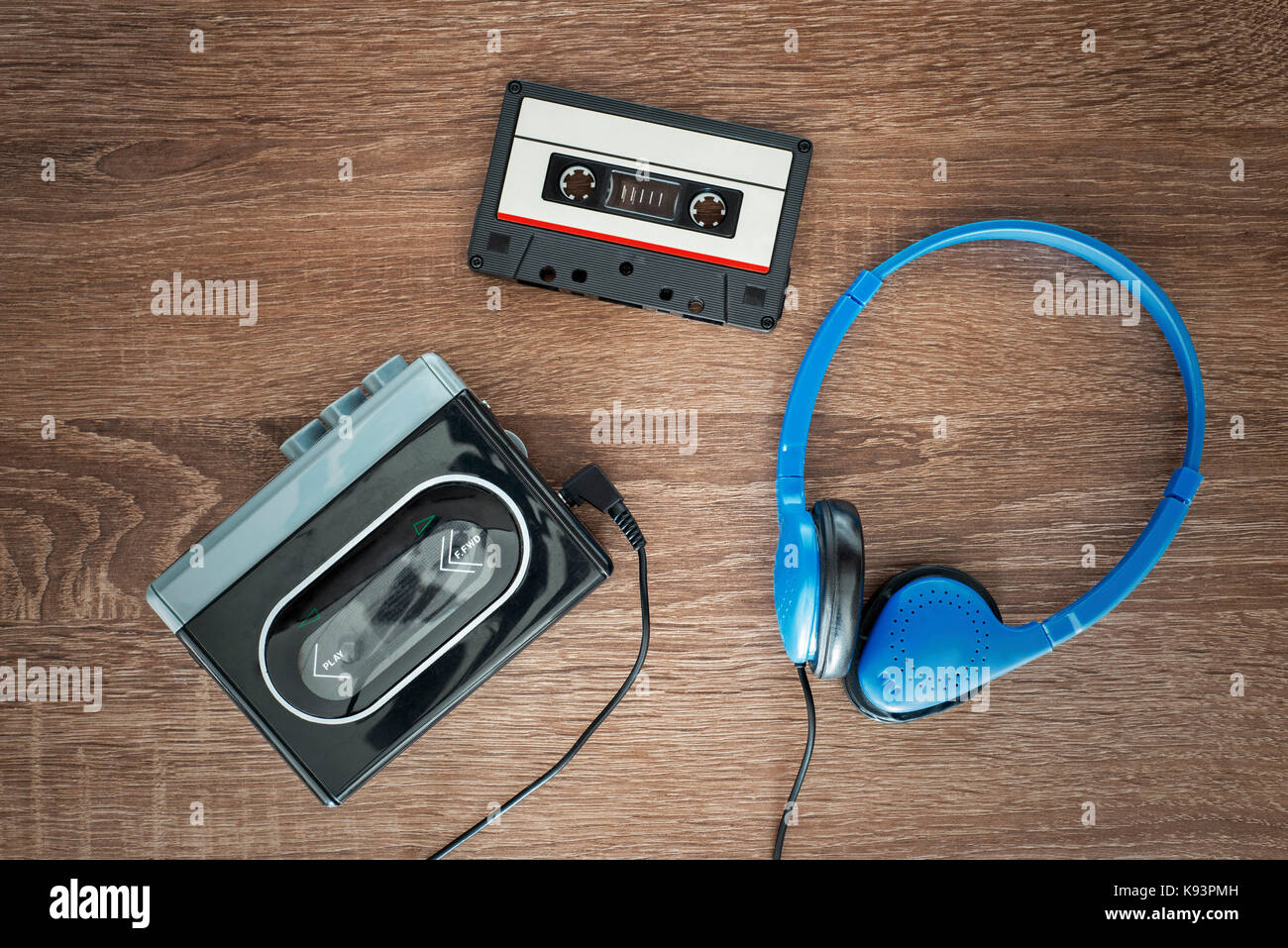 Vintage Walkman, cassete und Kopfhörer. Stockfoto