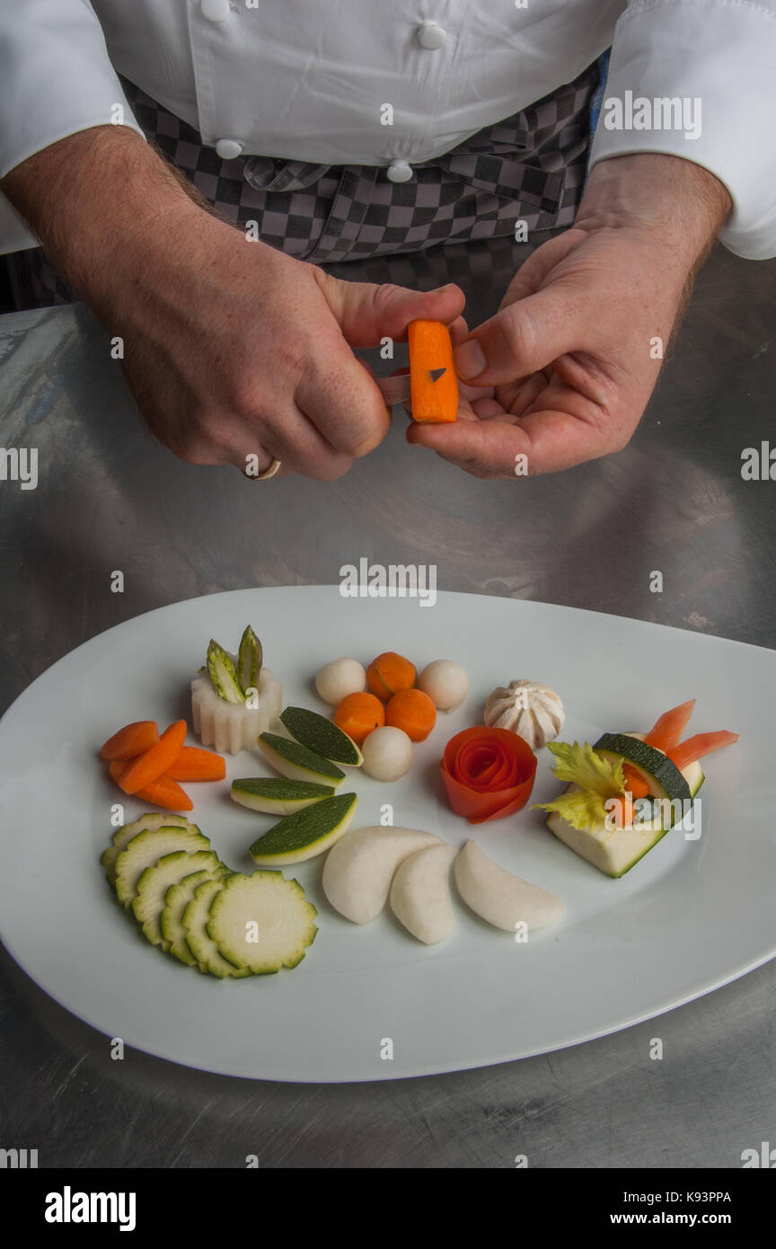 Gemüse schnitzen, Restaurant Allegria, Chef Alexander Tschebull, Hamburg, Deutschland Stockfoto