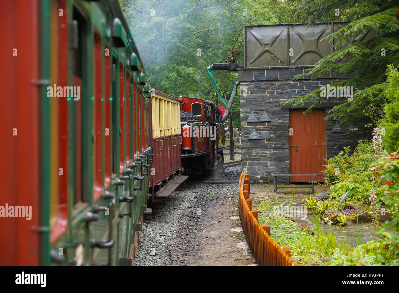 Schmalspur-Dampflok David Lloyd George von der Ffestiniog Railway Company im Bahnhof Tan y Bwlch Stockfoto