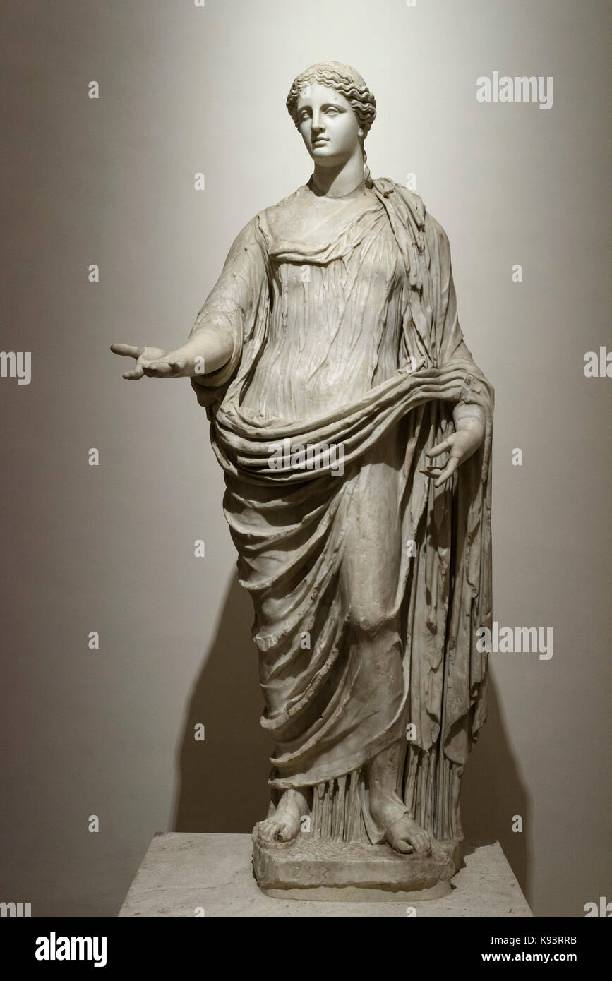 Rom. Italien. 2. Jahrhundert n. Chr. Statue von Demeter, Göttin der Ernte, dachte auf einer griechischen Original des späten 5. Jahrhundert v. Chr. basieren Stockfoto Rom. Italien. 2. Jahrhundert n. Chr. Statue von Demeter, Göttin der Ernte, dachte auf einer griechischen Original des späten 5. Jahrhundert v. Chr. basieren Stockfoto