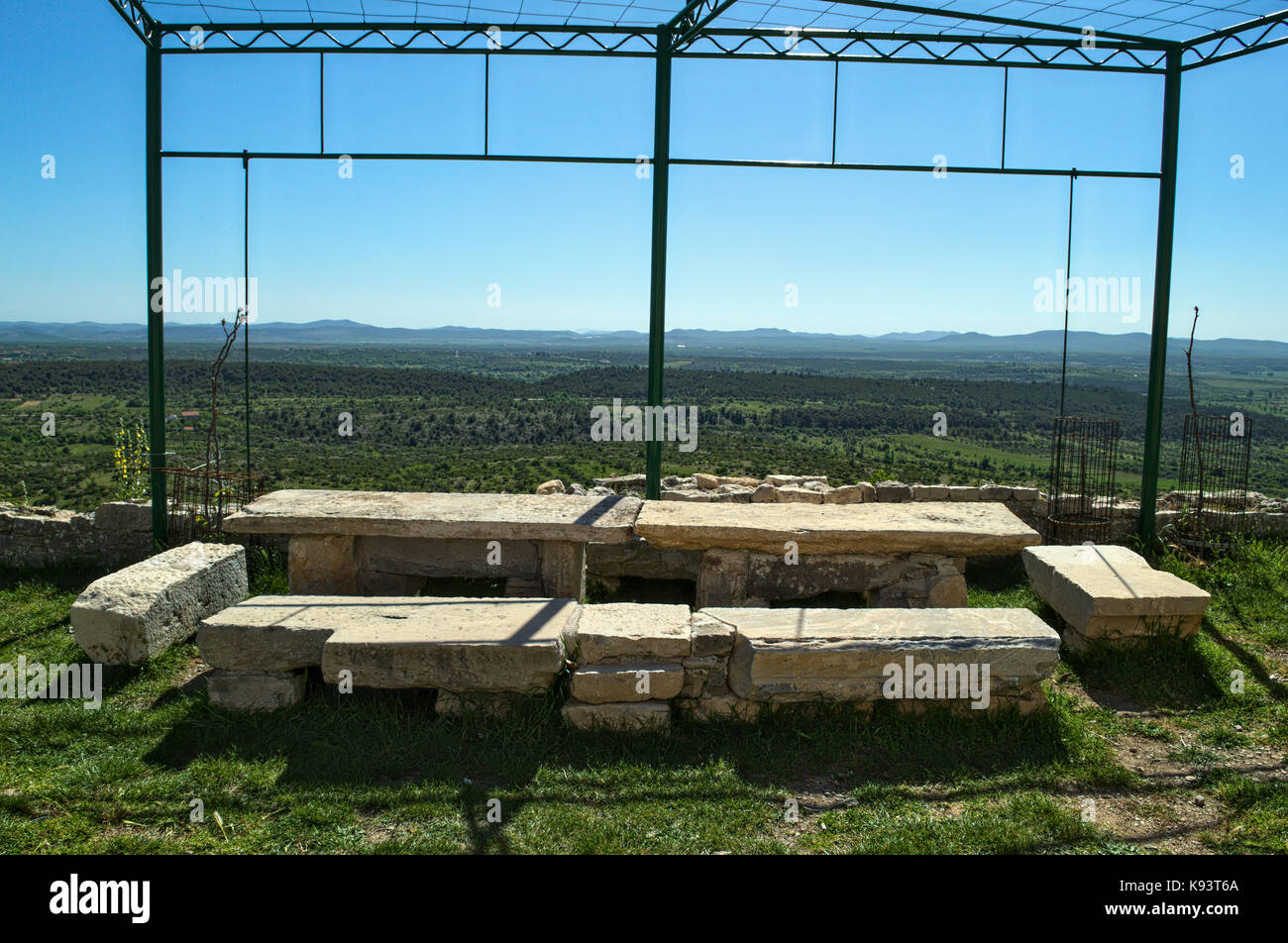 Tisch aus Stein, und Blick auf das Tal von bribir Festung, Dalmatien Stockfoto