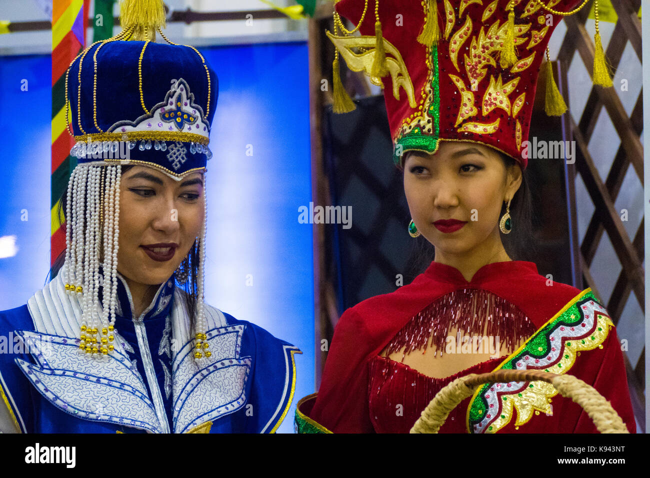 Mädchen - Kirgisische in Trachten Stockfoto
