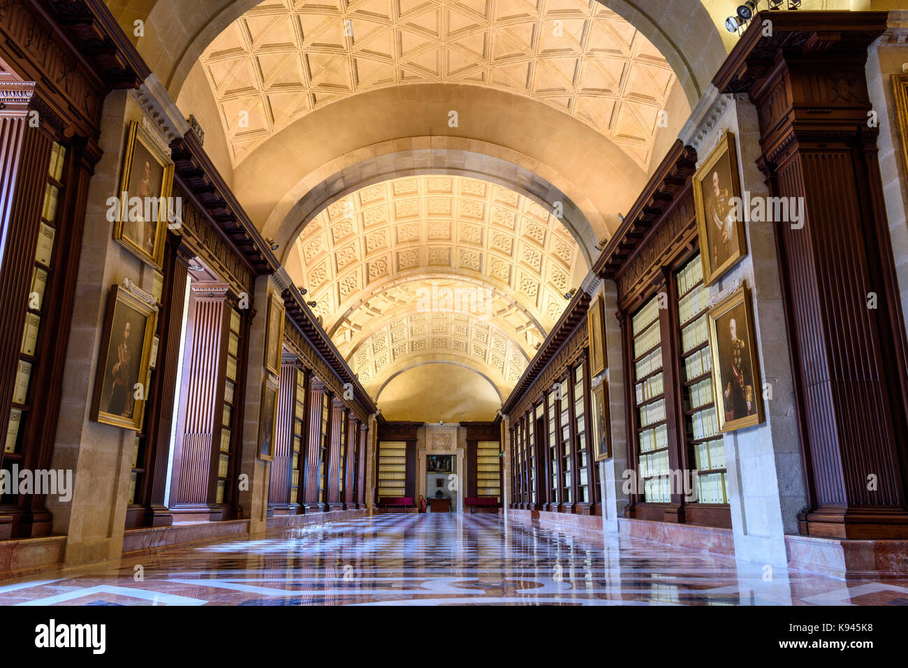 Innenraum der Allgemeinen Archiv der Indies, Sevilla. Eine große gewölbte Decke über ein Zimmer. Handel Gebäude, Mercantile Exchange. Stockfoto