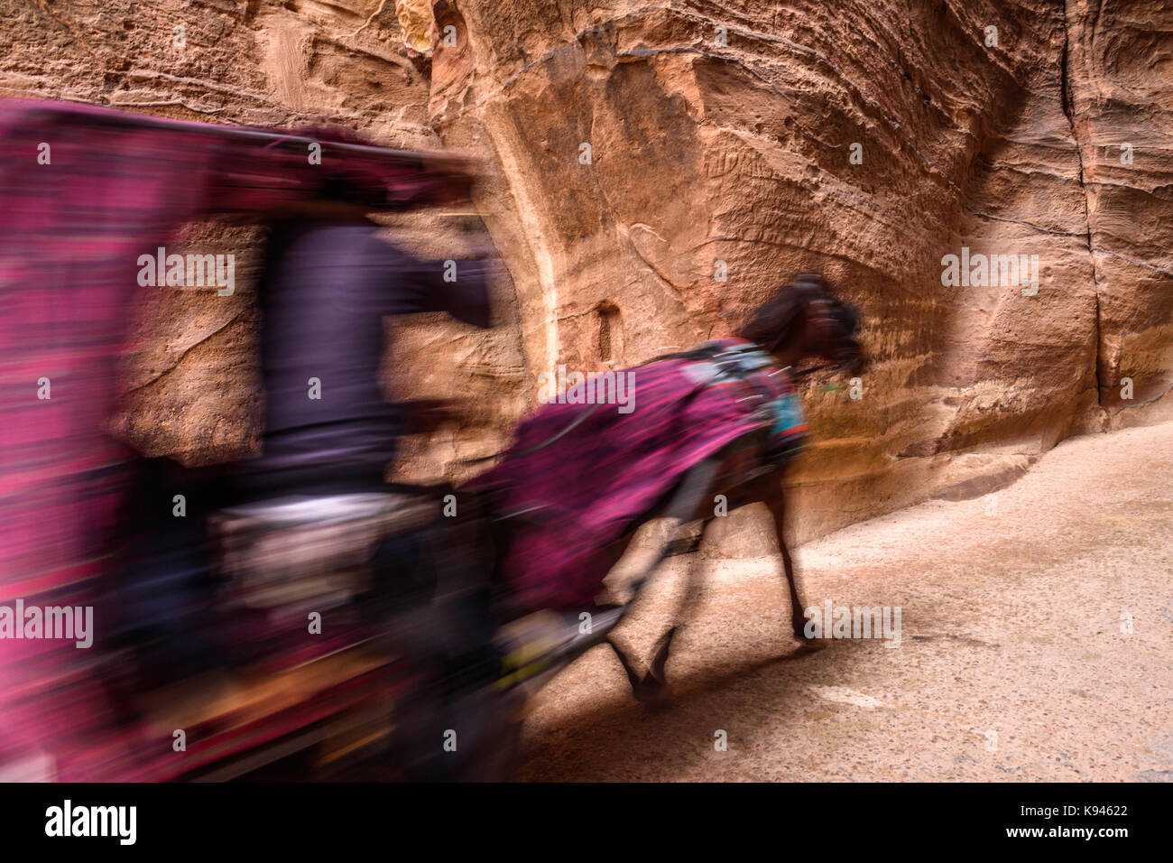 Pferdekutsche in die schmale Gasse Al Siq Eingang des archaeoligical Website Petra bewegt. Stockfoto