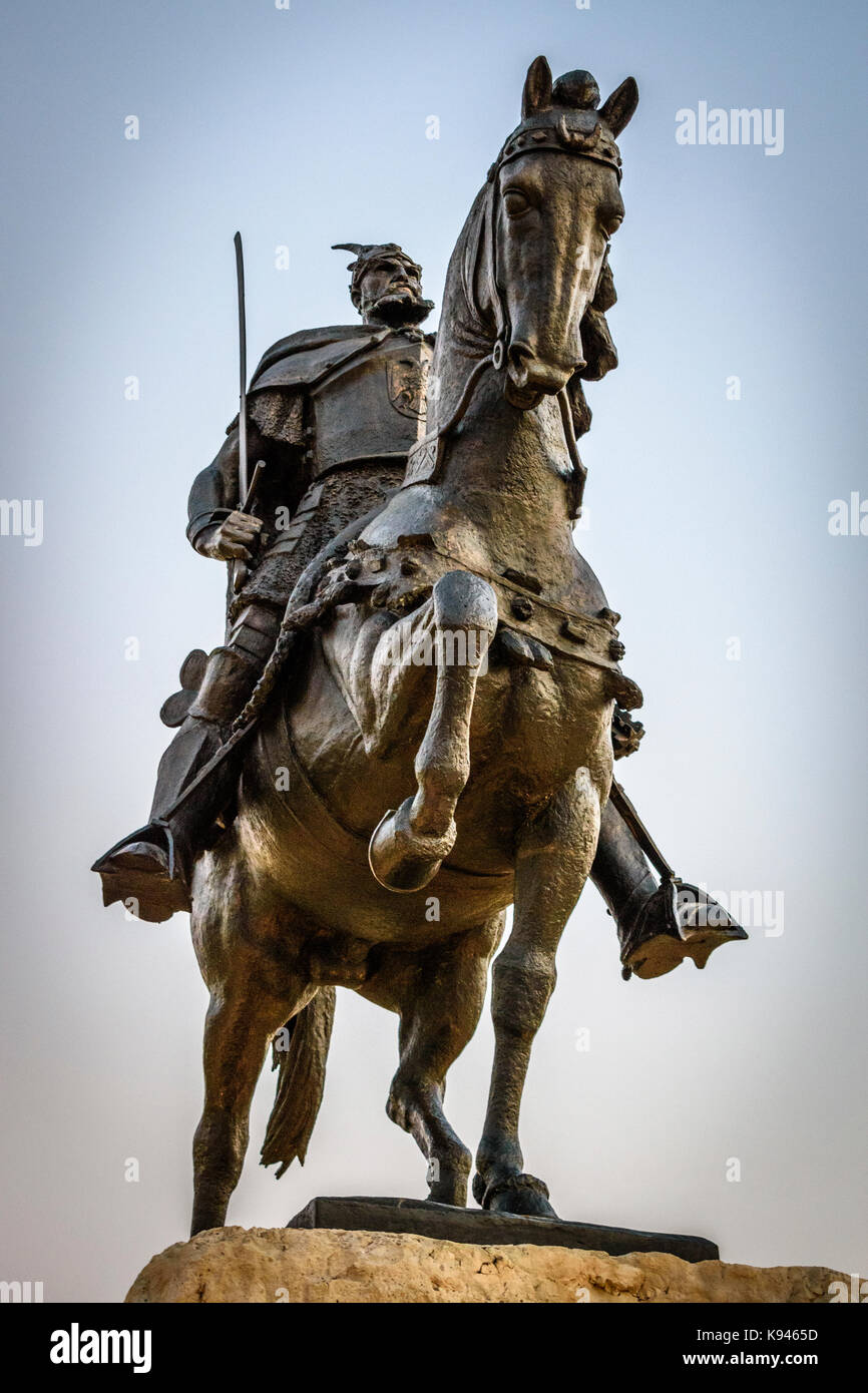 Low Angle View der Statue von Gjergj Kastrioti, bekannt als Skanderberg auf dem Pferd auf dem Hauptplatz von Tirana, Albanien. Stockfoto