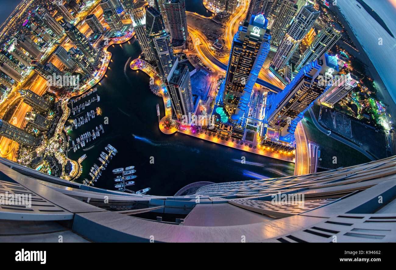 Luftaufnahme von das Stadtbild von Dubai, Vereinigte Arabische Emirate bei Dämmerung, mit beleuchteten Wolkenkratzer und den Jachthafen im Vordergrund. Stockfoto