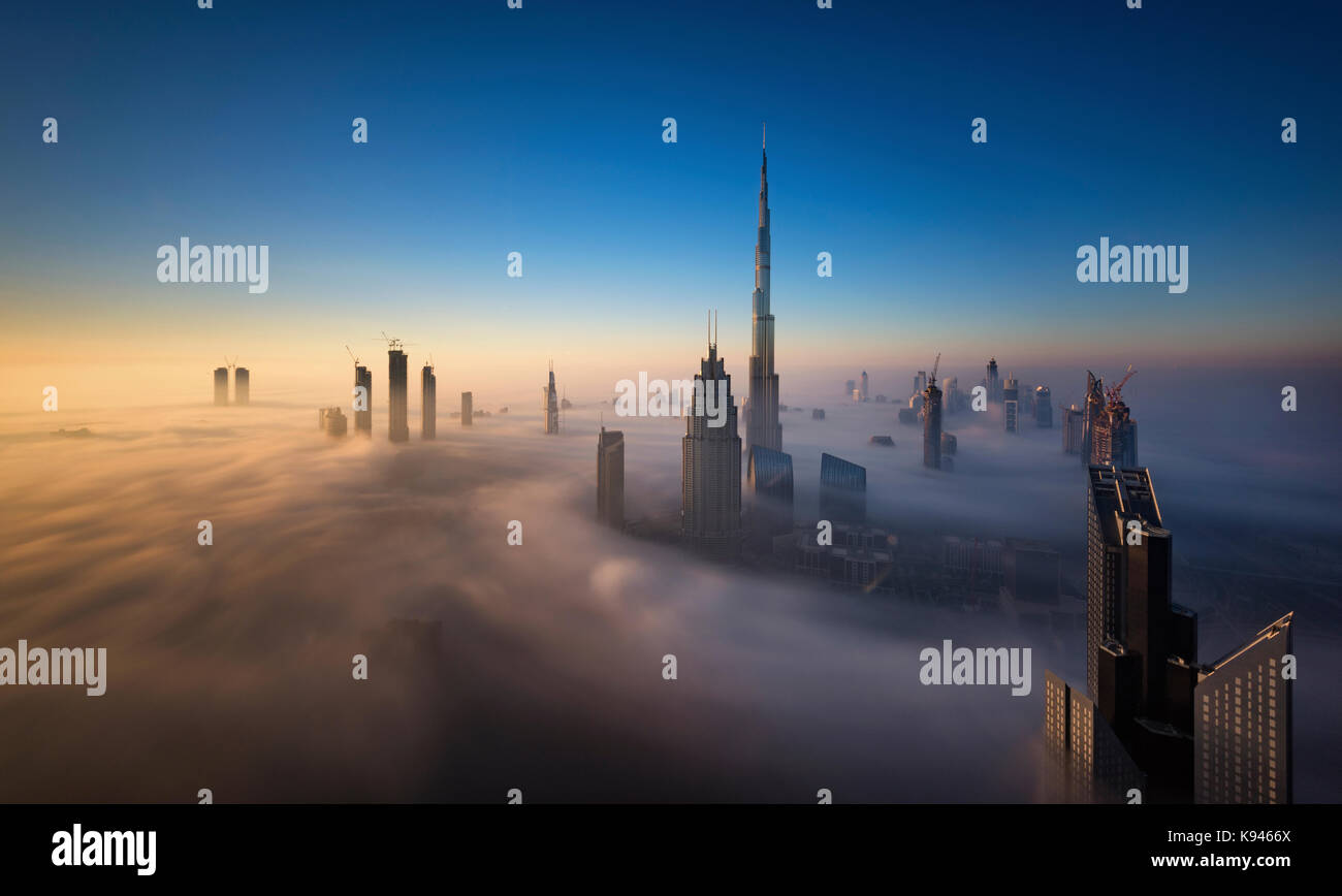 Blick auf den Burj Khalifa und anderen Wolkenkratzern über den Wolken in Dubai, Vereinigte Arabische Emirate. Stockfoto