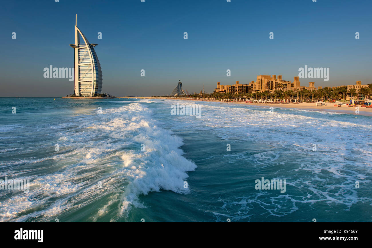 Das Stadtbild von Dubai, Vereinigte Arabische Emirate, mit dem Burj al Arab Wolkenkratzer an der Küste des Persischen Golfes in der Ferne. Stockfoto
