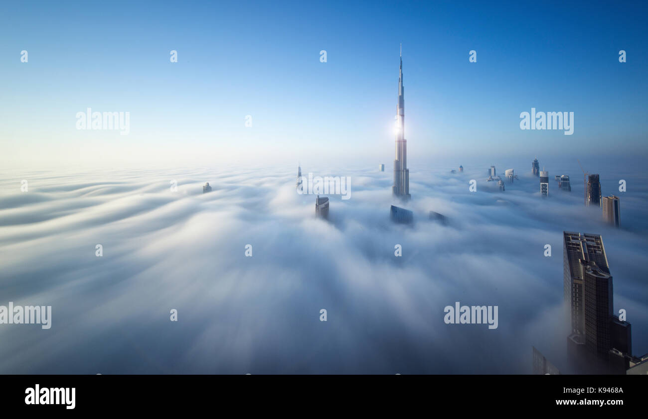 Blick auf den Burj Khalifa und anderen Wolkenkratzern über den Wolken in Dubai, Vereinigte Arabische Emirate. Stockfoto