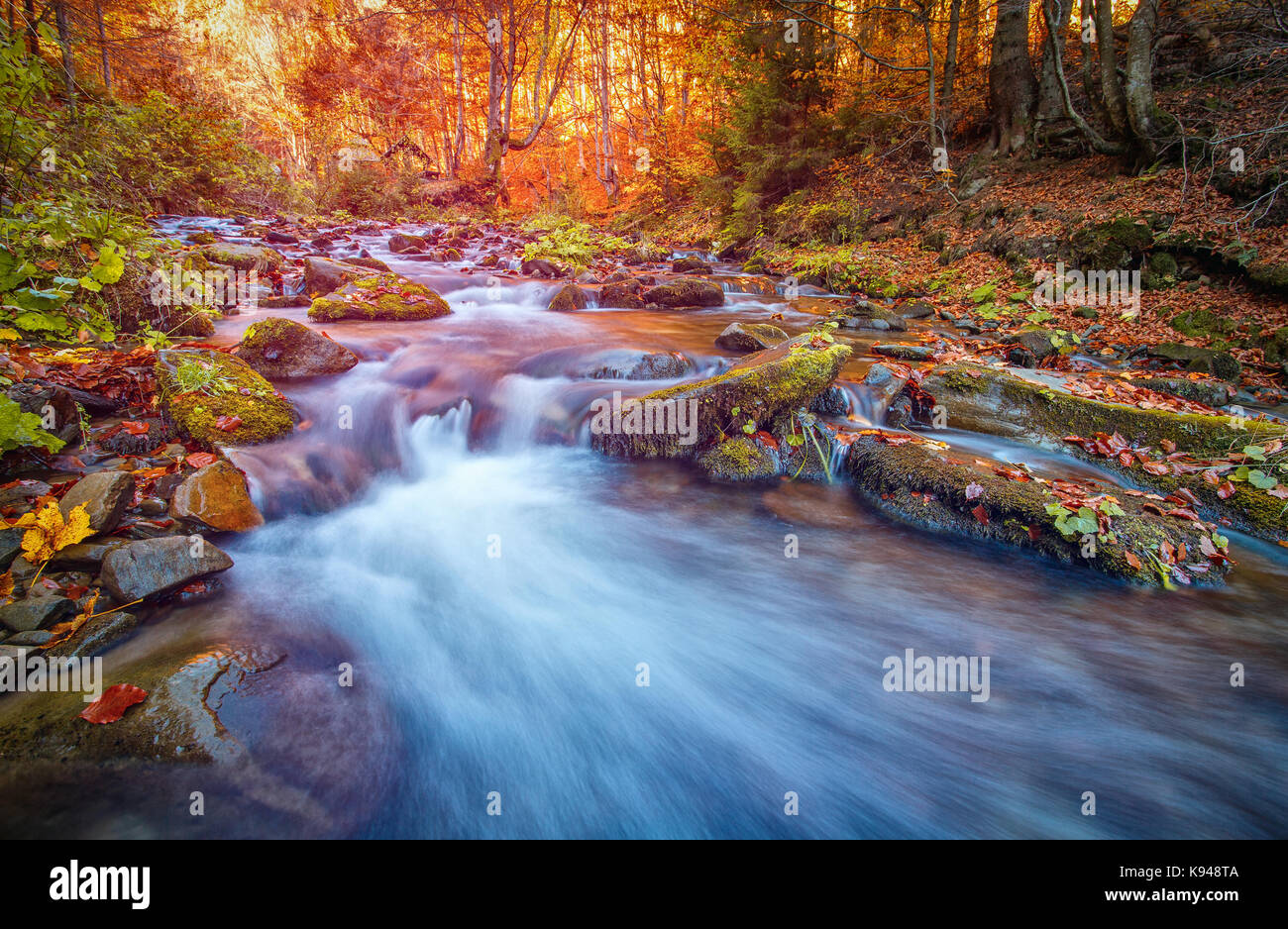 Mountain River im späten Herbst Stockfoto