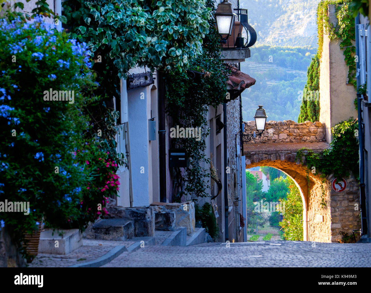 Die mittelalterliche Hügel Dorf Le Castellet, im Herzen der Bandol Weinberge, Provence, Südfrankreich Stockfoto