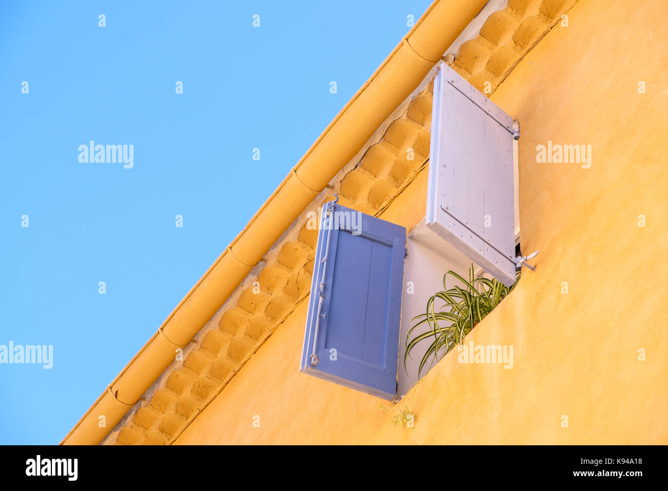Öffnen Sie die Fensterläden und blauer Himmel auf einem Gebäude in der Provence, im Süden Frankreichs Stockfoto