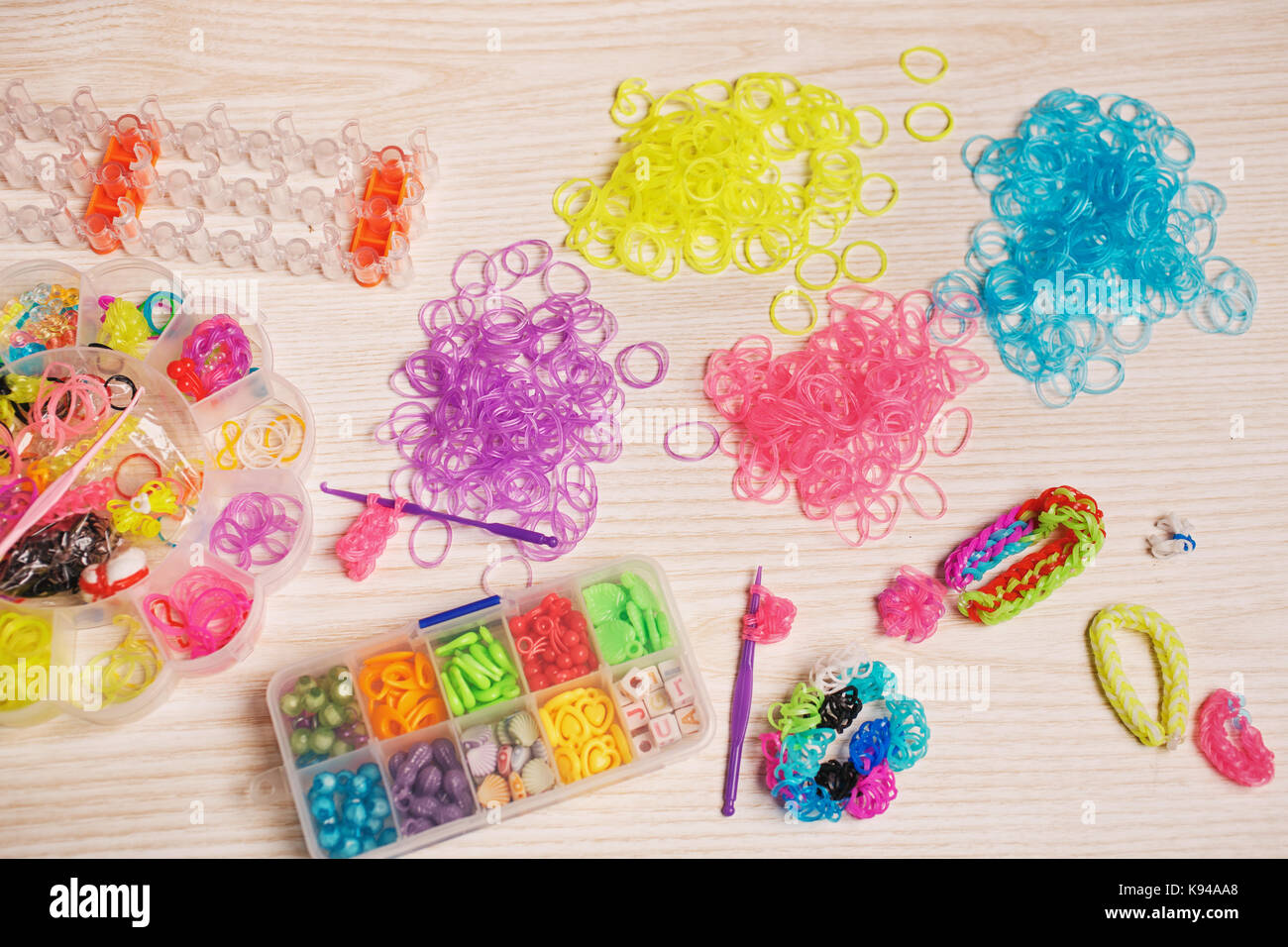 Farbige Gummibänder und Geräte für farbige Gummibänder und Geräte für das Weben von Kautschuk Armband Stockfoto
