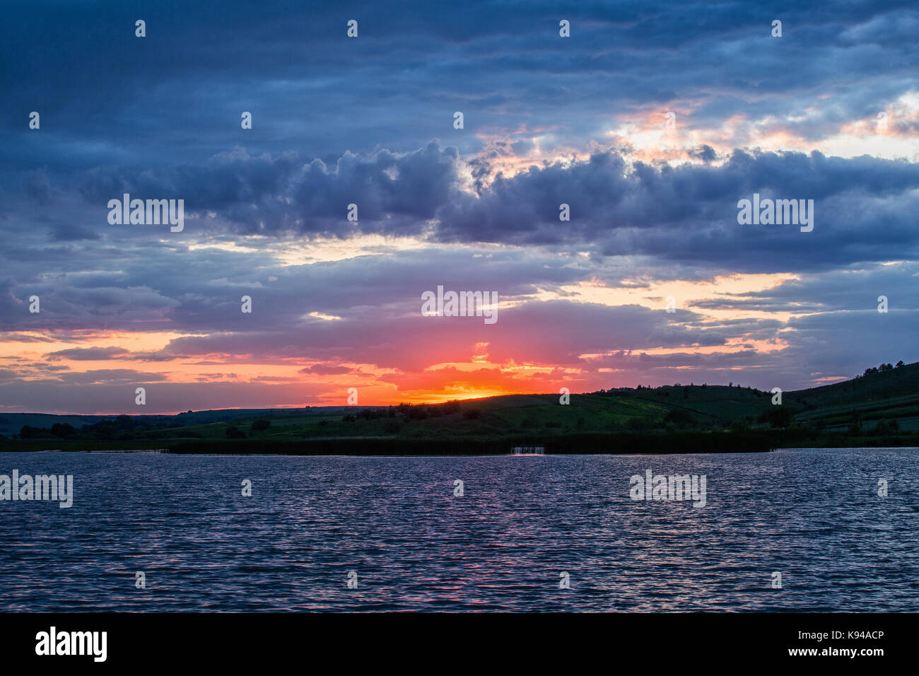Sommer Landschaft. Sonnenuntergang über dem Wasser. Stockfoto