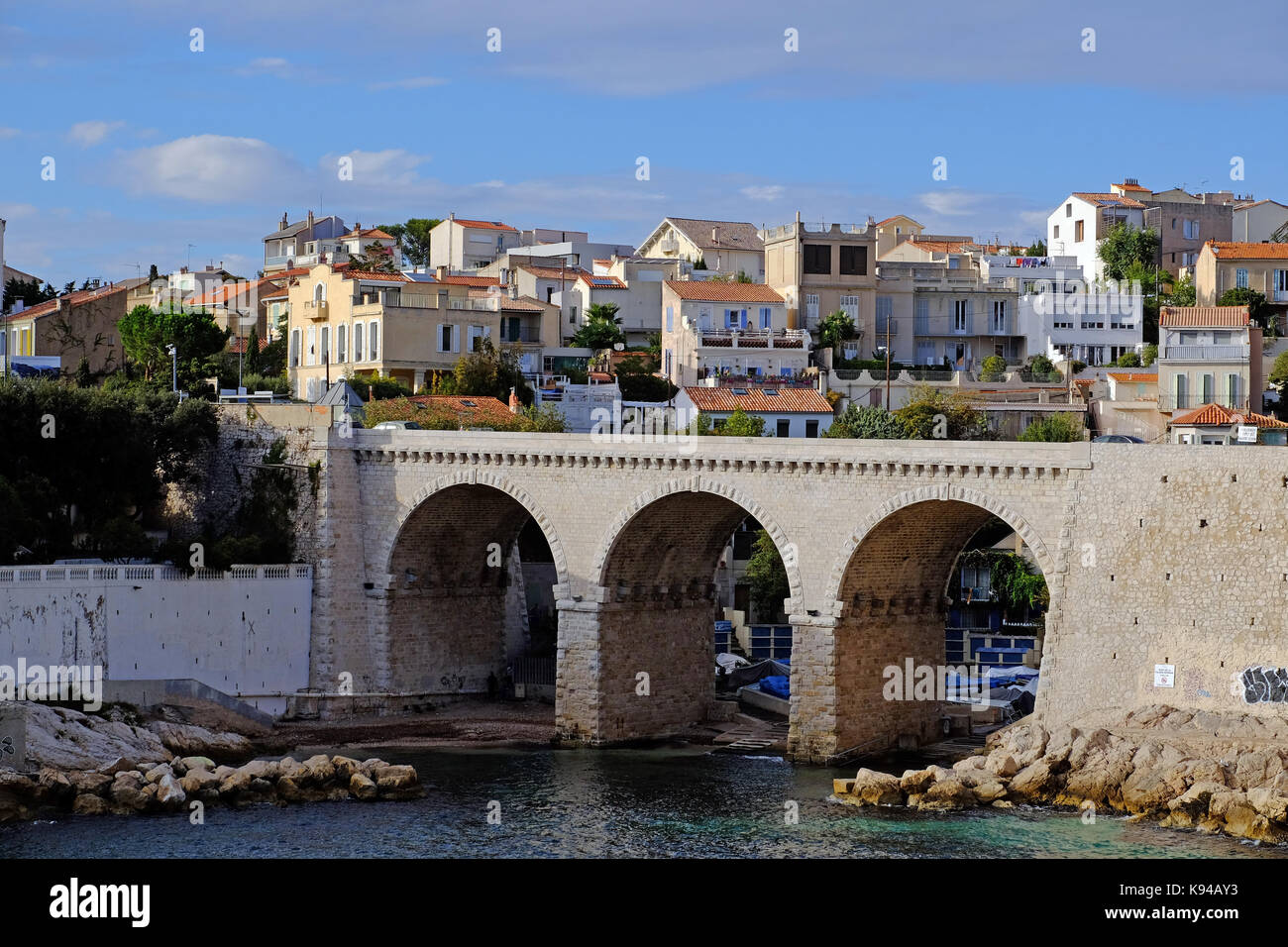 Die Corniche Road entlang dem Mittelmeer in Marseille, Provence, Südfrankreich Stockfoto