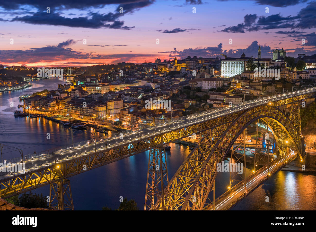 Blick auf die Stadt und Dom Luis I Brücke Porto Portugal Stockfoto