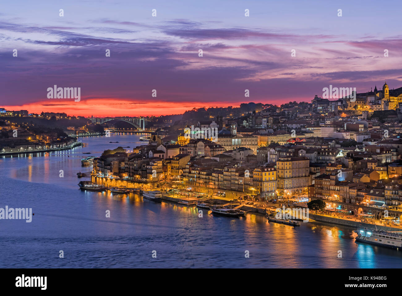 Blick auf die Stadt Ribeira und den Fluss Douro Porto Portugal Stockfoto