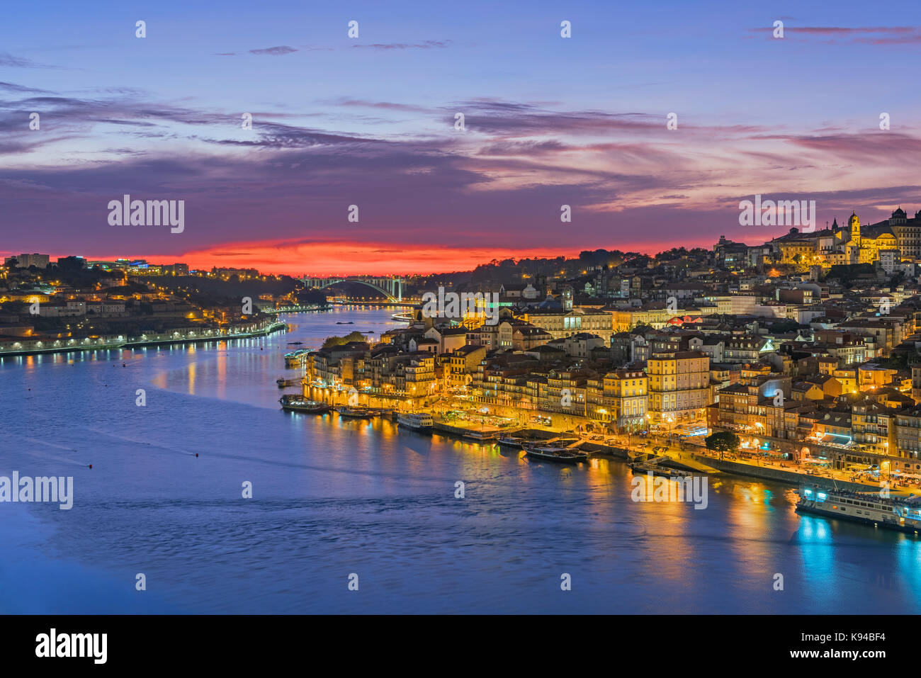 Blick auf die Stadt Ribeira und den Fluss Douro Porto Portugal Stockfoto